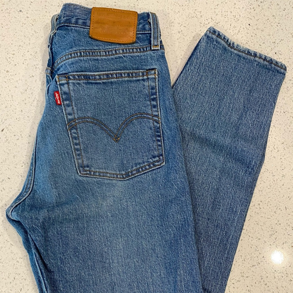 COPY - Levi’s wedgie ankle jeans.